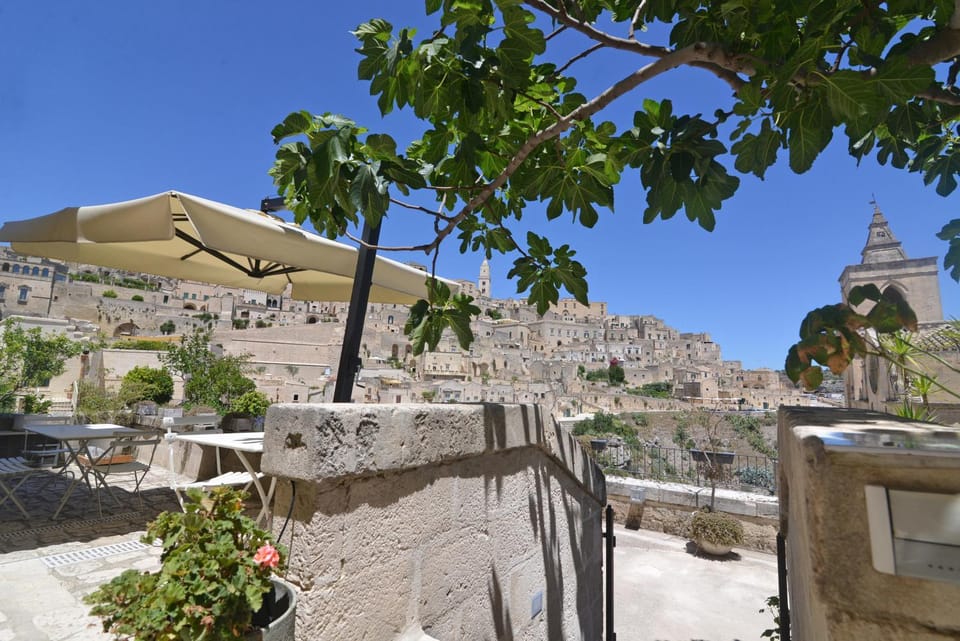 Property building, Nearby landmark, Day, Natural landscape, Landmark view, Mountain view, Breakfast