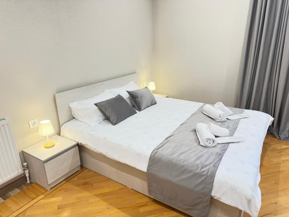 Bed, Photo of the whole room, Bedroom, towels