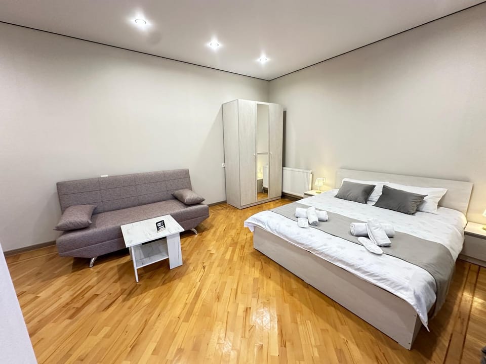 Bed, Photo of the whole room, Seating area, Bedroom, towels