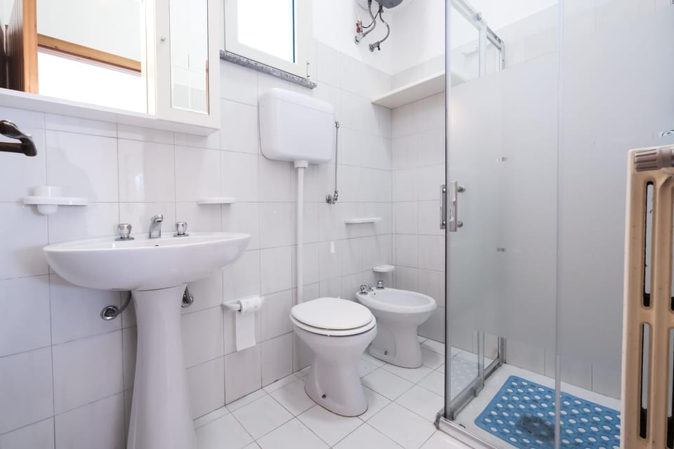 Shower, Toilet, Bathroom, bidet, towels