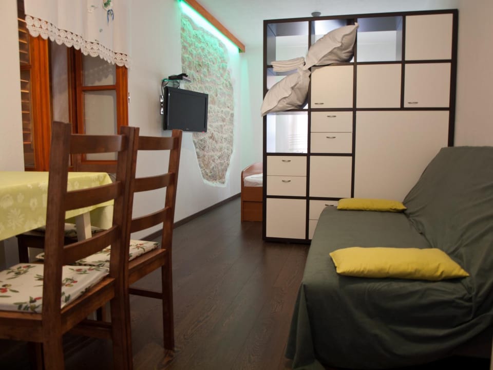 TV and multimedia, Kitchen or kitchenette, Living room, Dining area