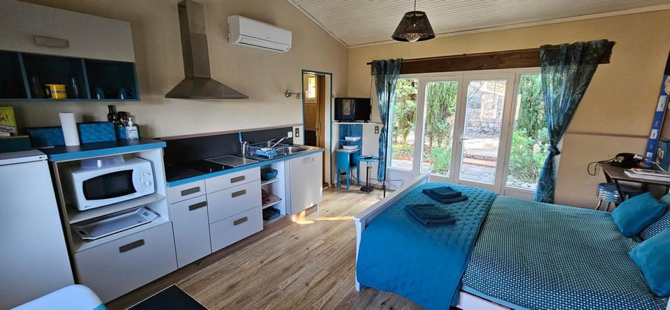 TV and multimedia, Kitchen or kitchenette, Dining area, stove, air conditioner