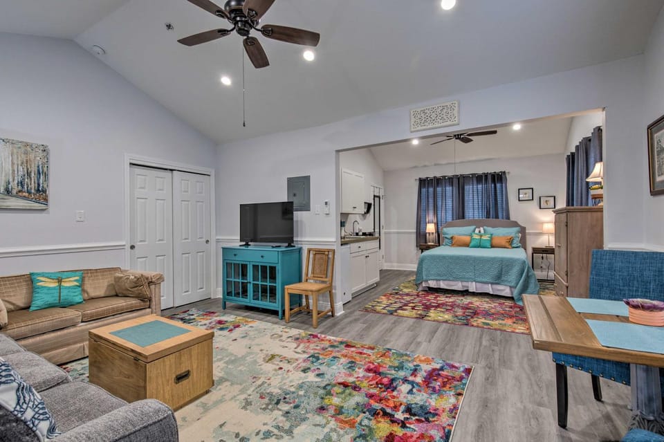 Downtown Ocean Springs Retreat: 1 Mi to Beach! Apartment in Ocean Springs