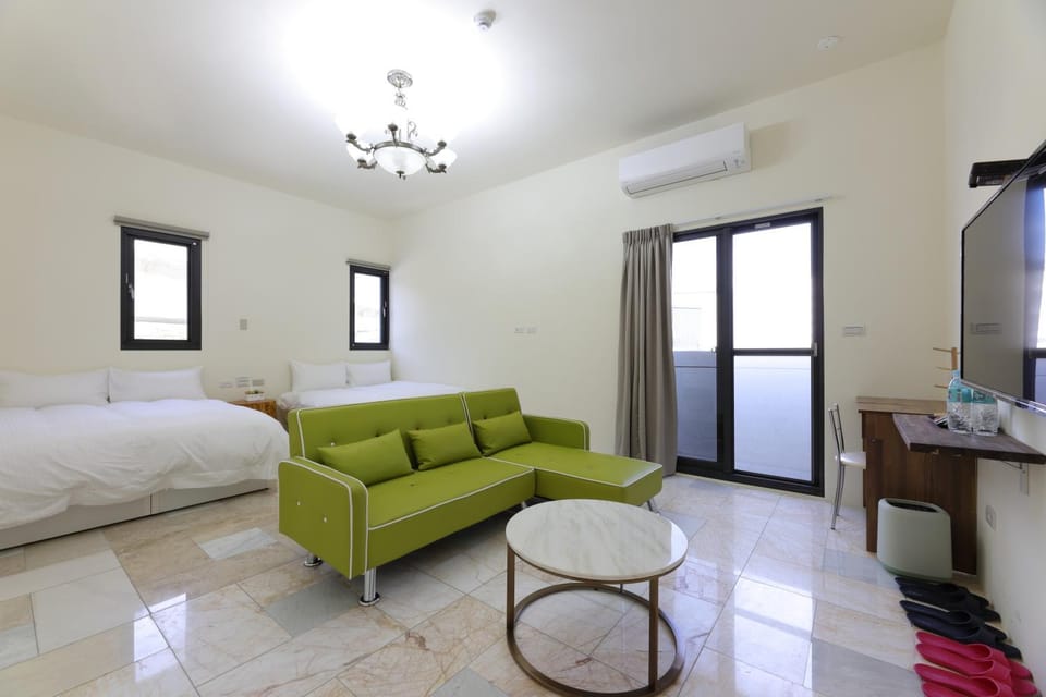Photo of the whole room, Sea view