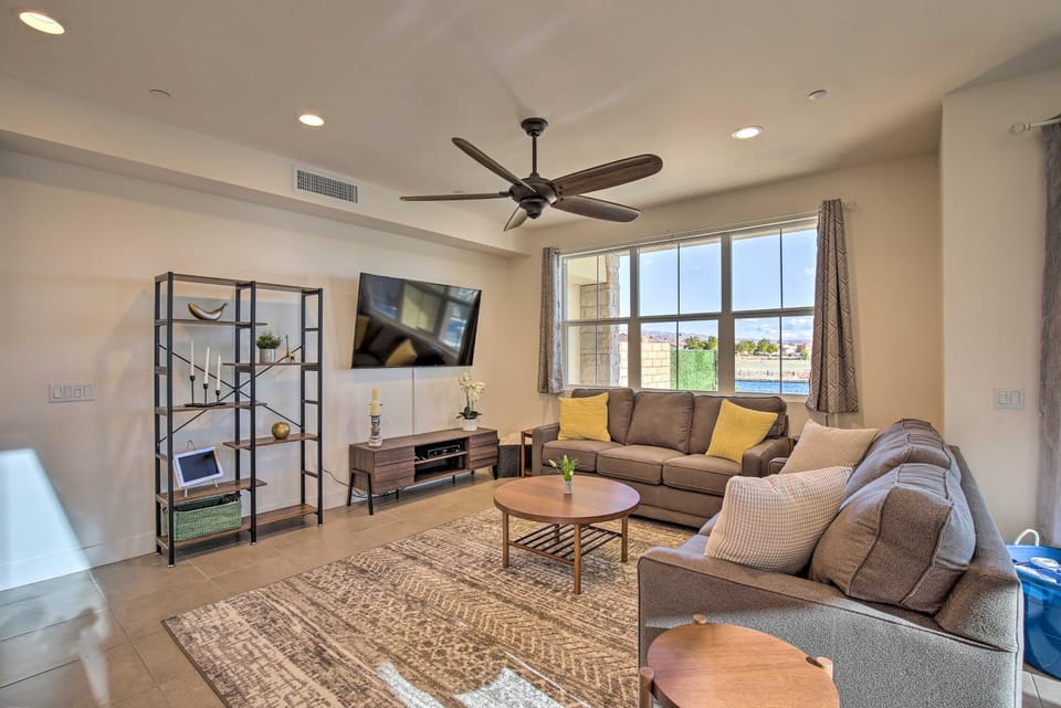 Lakefront Indio Villa: Private Pool & On-Site Golf Villa in Indio