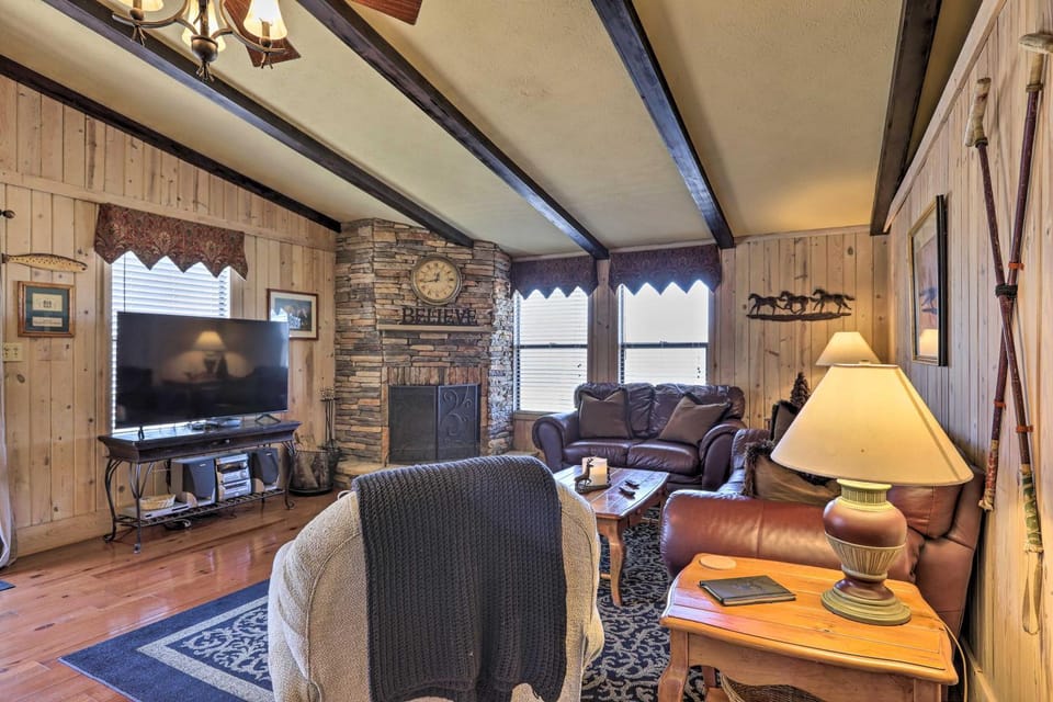 Cozy ‘Caymus Cabin’ ~ 3 Miles to Callaway Gardens! Cabin in Alabama