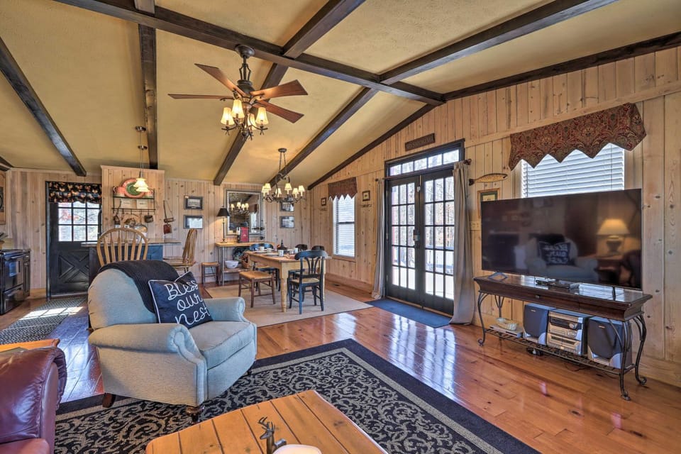 Cozy ‘Caymus Cabin’ ~ 3 Miles to Callaway Gardens! Cabin in Alabama