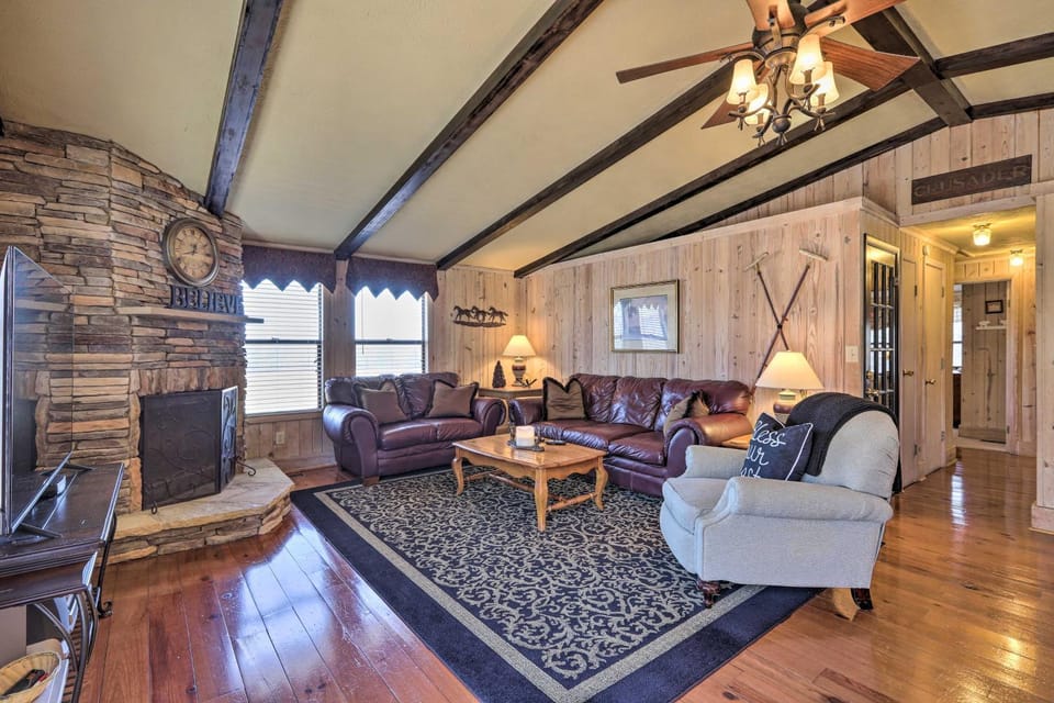 Cozy ‘Caymus Cabin’ ~ 3 Miles to Callaway Gardens! Cabin in Alabama