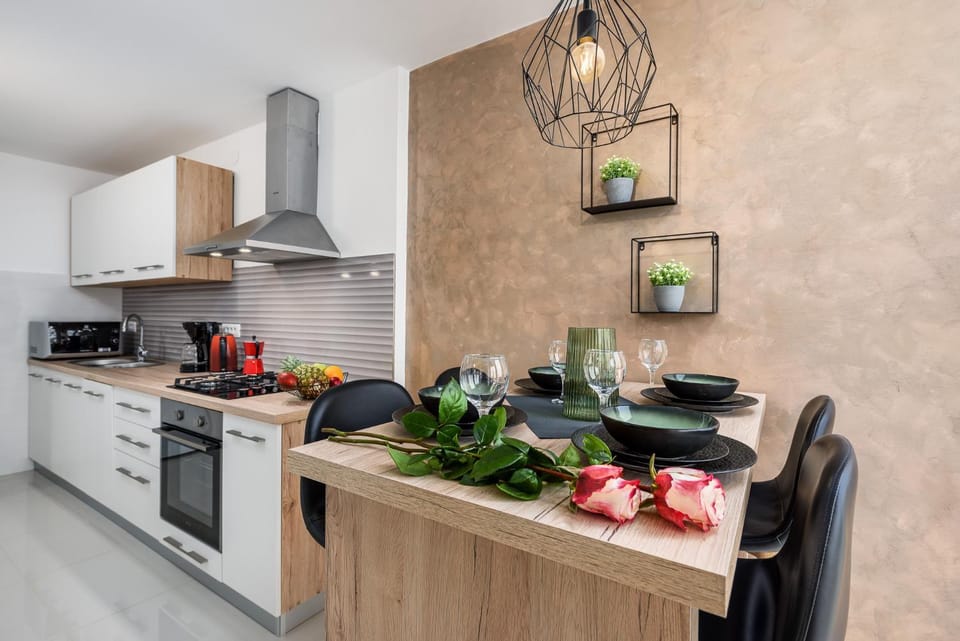Kitchen or kitchenette, Dining area