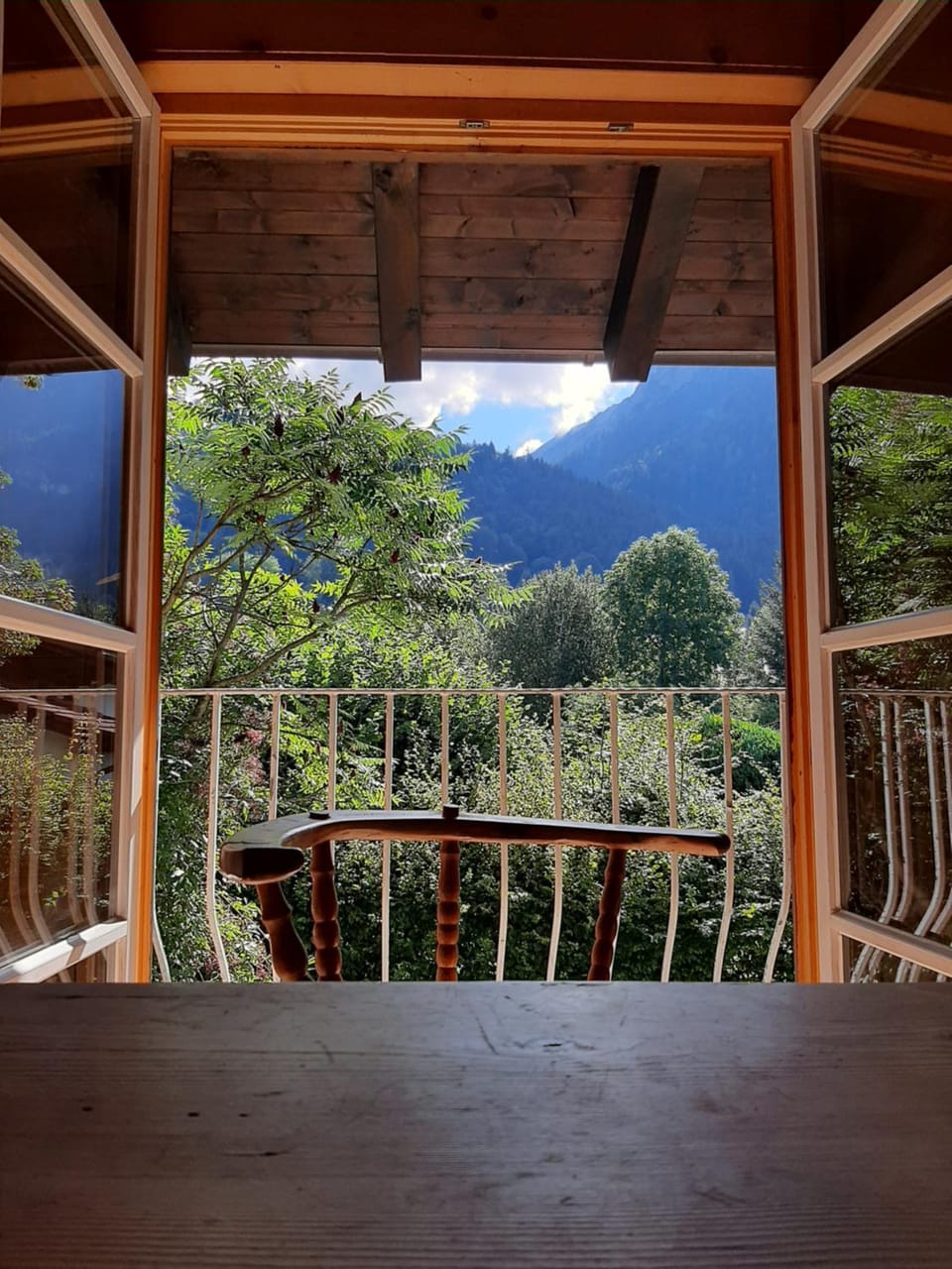 View (from property/room), Seating area, Dining area, Mountain view