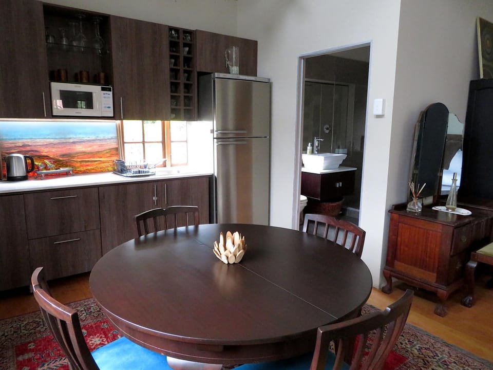 Shower, Toilet, Garden, Garden, Bathroom, Coffee/tea facilities, Kitchen or kitchenette, Dining area, microwave, stove, toaster, toaster