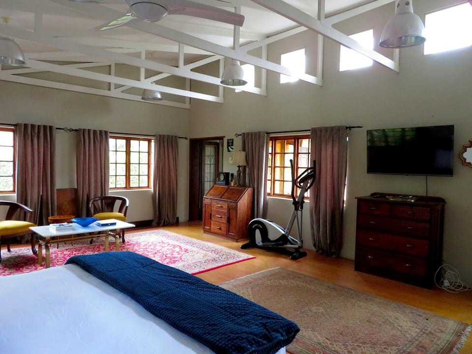 Bed, Garden, Garden, TV and multimedia, Living room, Photo of the whole room, Seating area, Evening entertainment, Bedroom, Garden view, Garden view