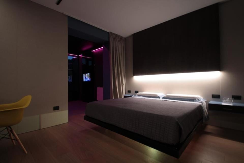 Bed, Hot Tub