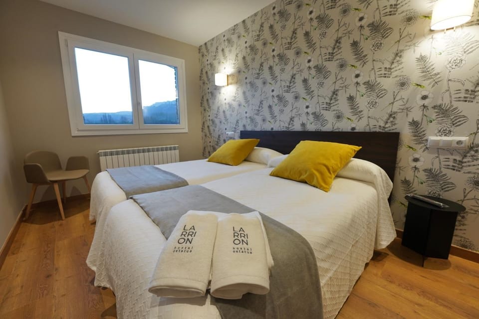 Toilet, Bed, Natural landscape, TV and multimedia, Bedroom, Mountain view, Street view, Quiet street view