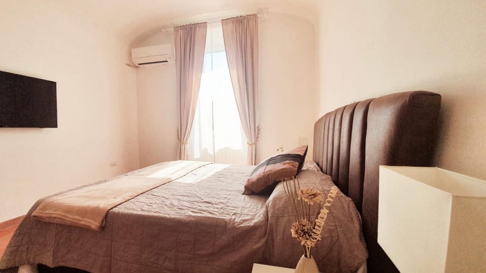 Communal lounge/ TV room, Bed, TV and multimedia, Photo of the whole room, Bedroom