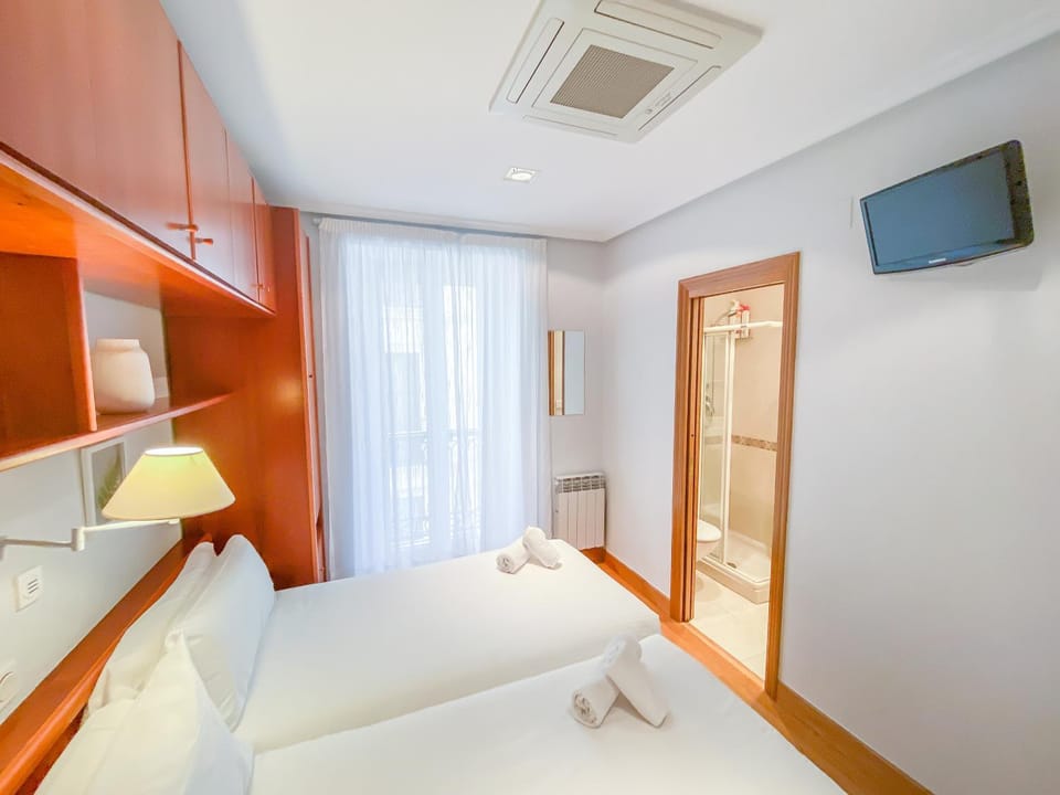 Habitaciones Turisticas Ayuntamiento San Sebastian Bed and Breakfast in San Sebastian