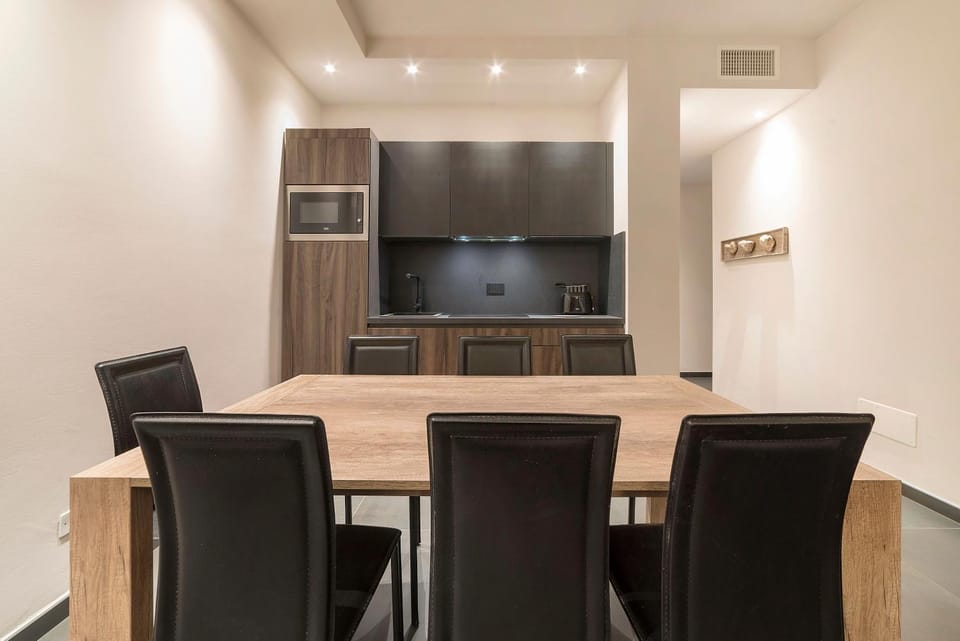 Coffee/tea facilities, Kitchen or kitchenette, Dining area