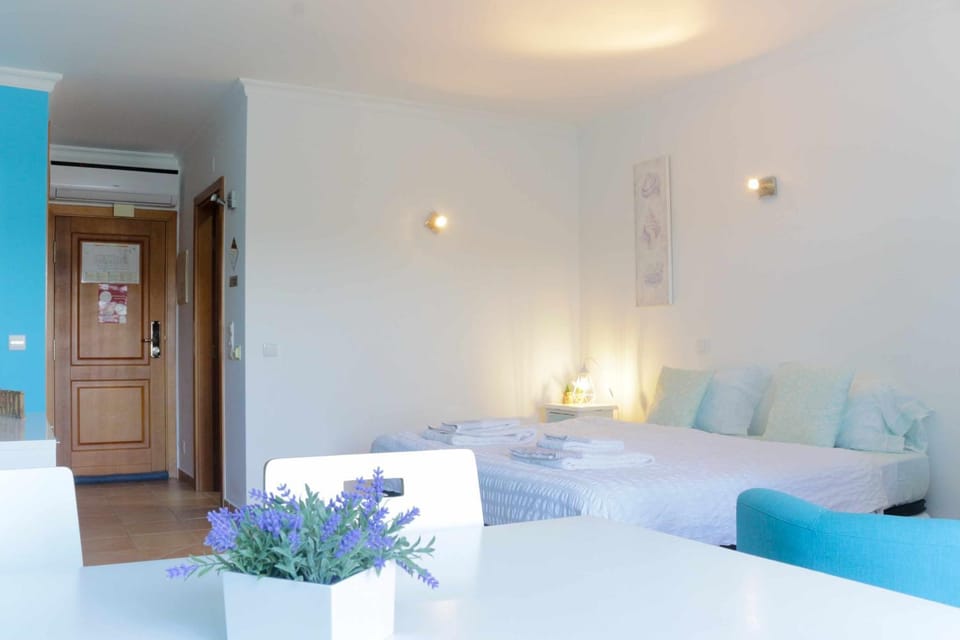 Bed, Living room, Photo of the whole room, Bedroom