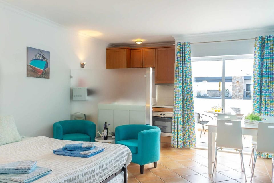 Bed, Kitchen or kitchenette, Living room, Photo of the whole room, Dining area, Bedroom, minibar