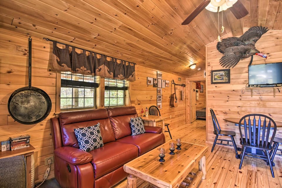 Parsons ‘Semper Fi’ Cabin w/ Fire Pit! Cabin in Shenandoah Valley