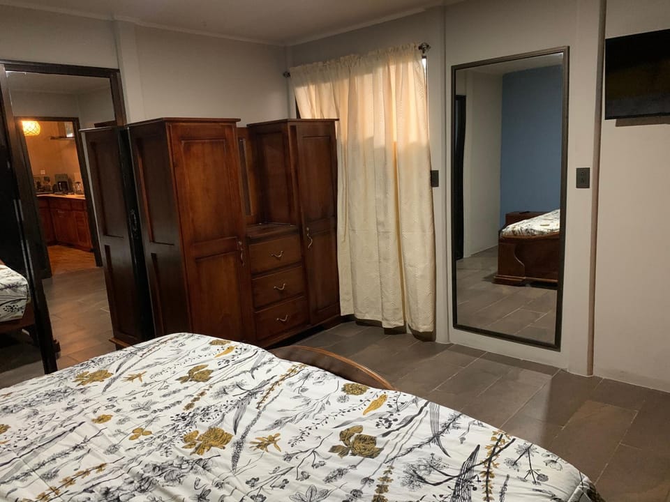 Bed, TV and multimedia, Bedroom
