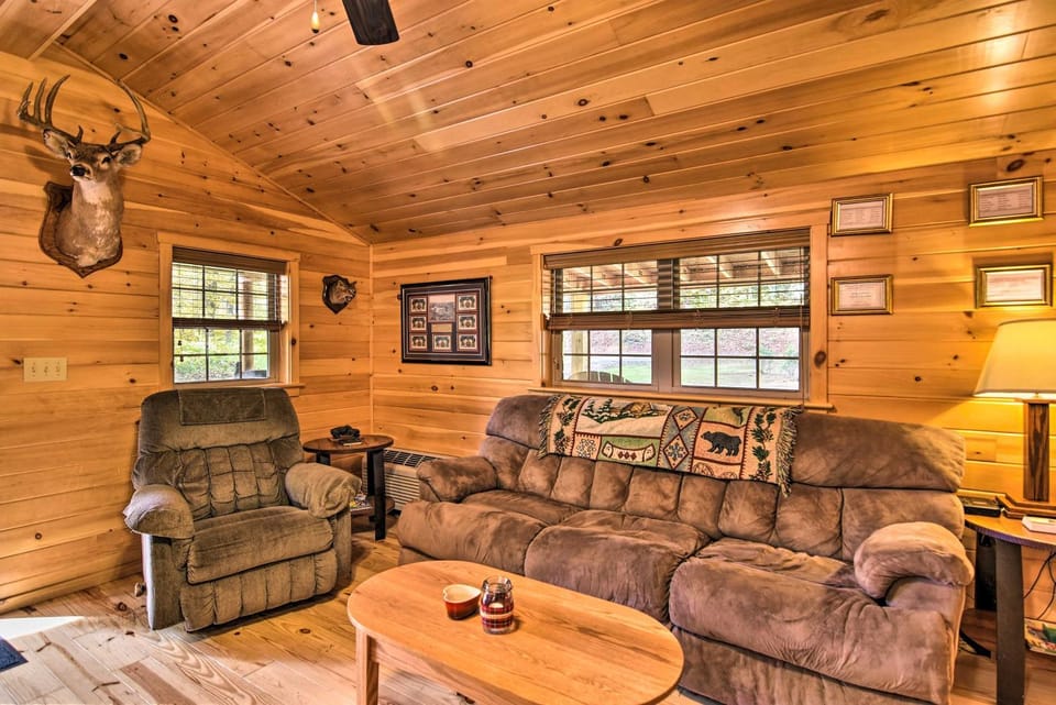 ‘Hooah’ Cabin Retreat w/ Grill & Step-Free Access Cabin in Shenandoah Valley