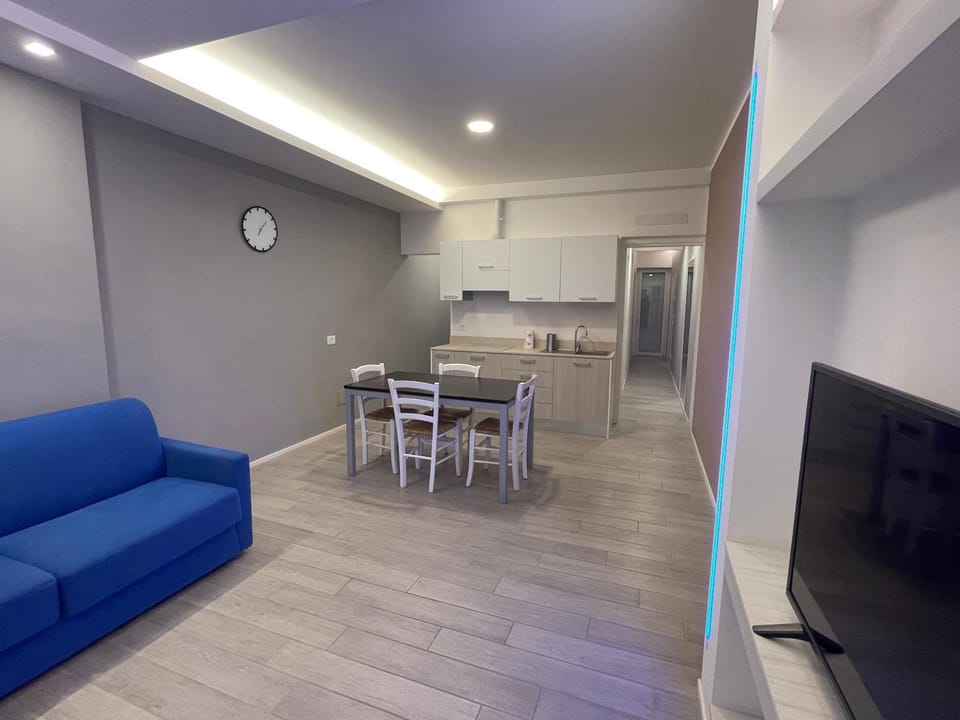 Communal lounge/ TV room, TV and multimedia, Living room, Dining area