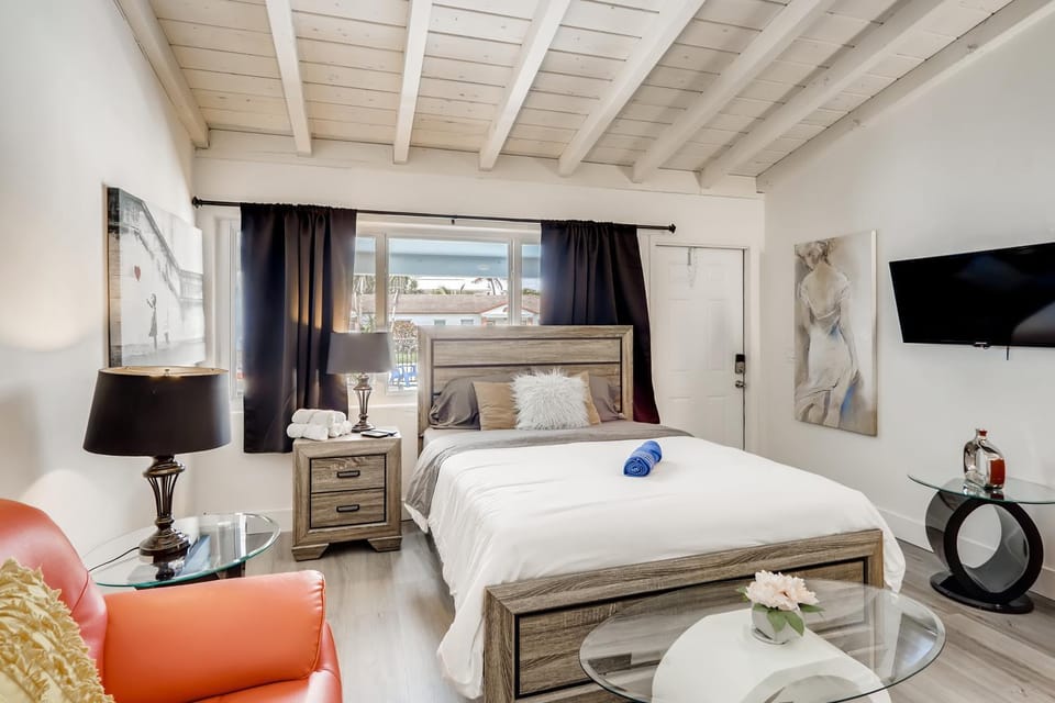 Photo of the whole room, Seating area, Bedroom