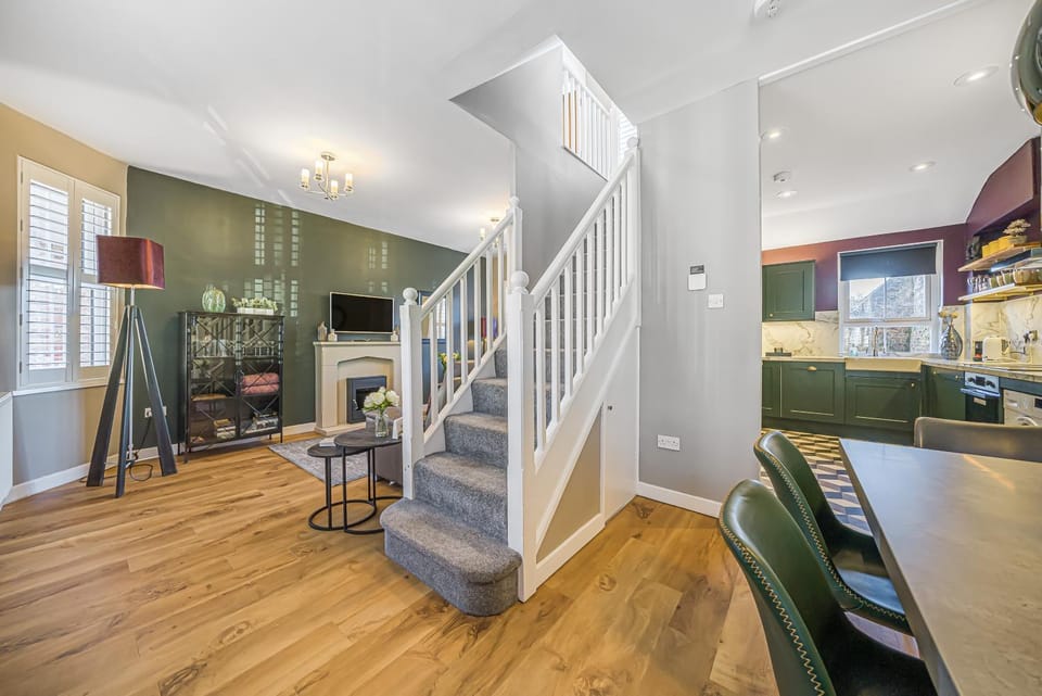 Kitchen or kitchenette, Living room, Seating area, Dining area