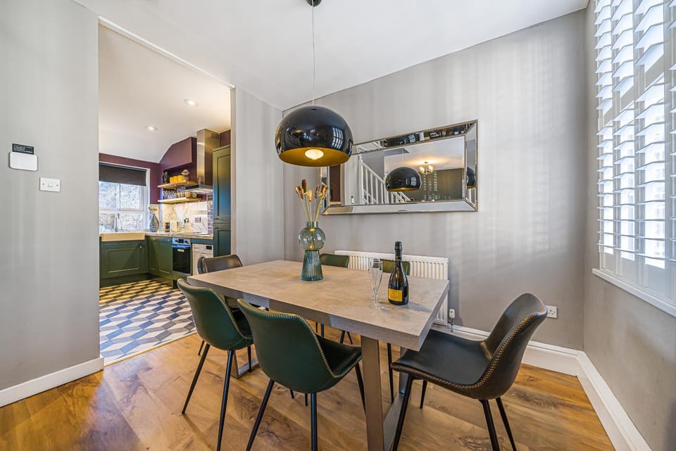 Kitchen or kitchenette, Seating area, Dining area