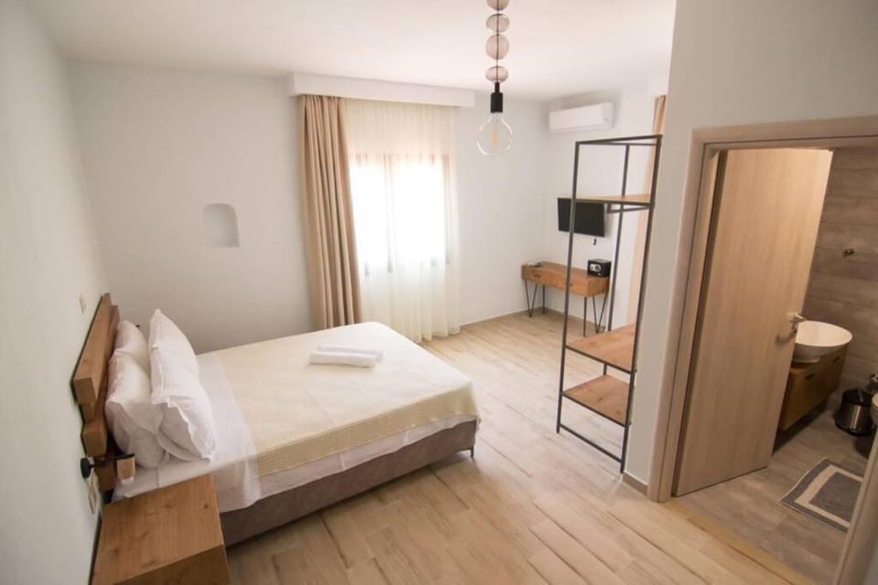 Bed, TV and multimedia, Photo of the whole room, Bedroom