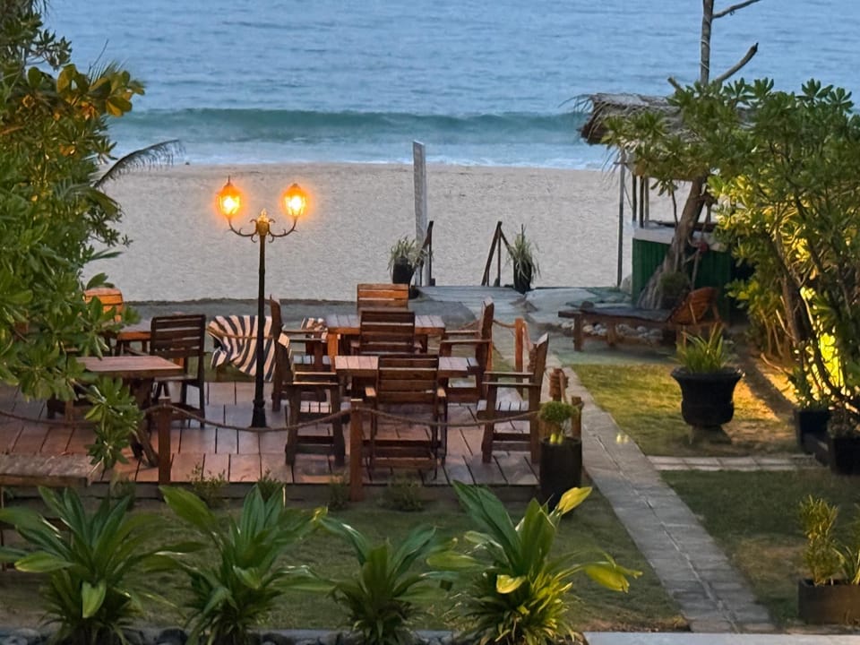Restaurant/places to eat, Banquet/Function facilities, Dining area, Beach, Evening entertainment, Sea view