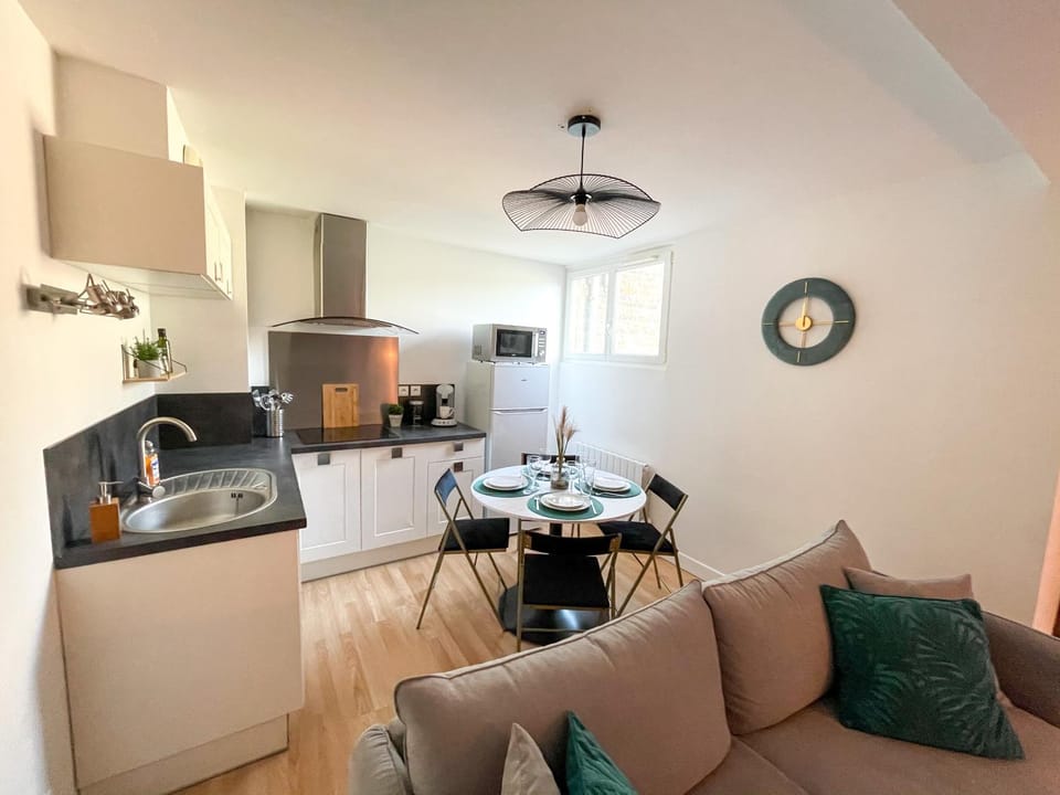 Kitchen or kitchenette, Seating area, Dining area