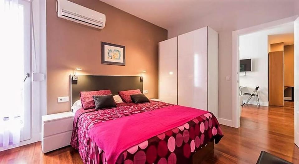 Photo of the whole room, Bedroom
