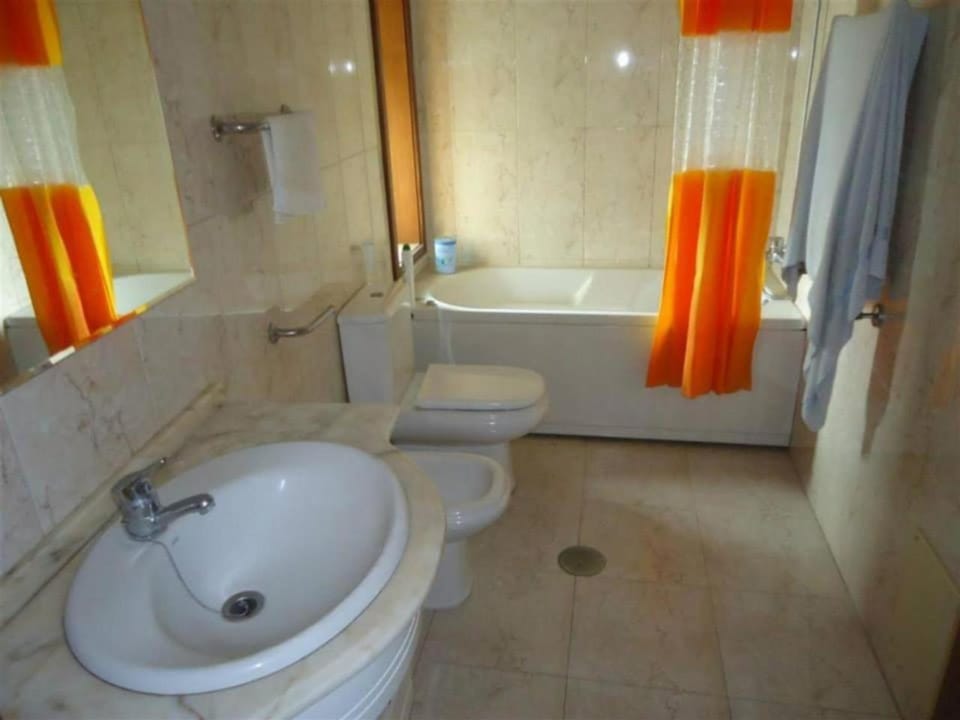 Shower, Toilet, Hot Tub, Bathroom, bidet, towels