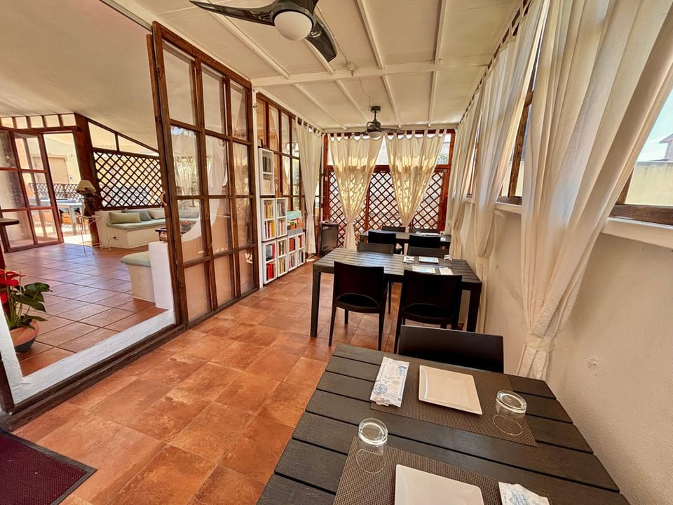 Seating area, Dining area