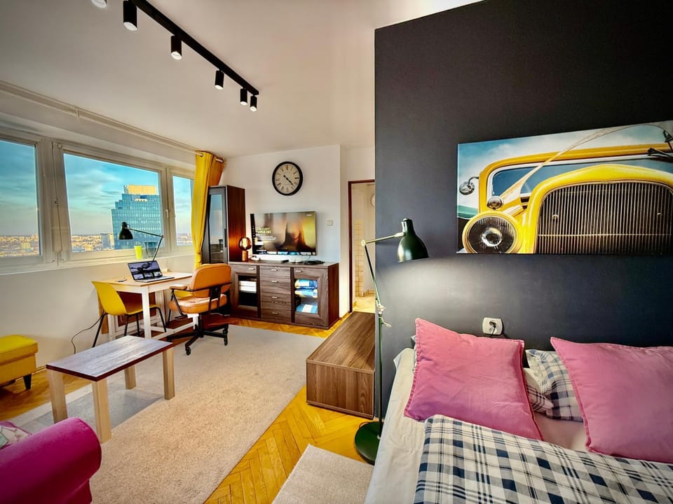 Super Apartment YELLOW 2x Metro fast Wifi 1 Gbs Netflix Panorama Miasta Apartment in Warsaw