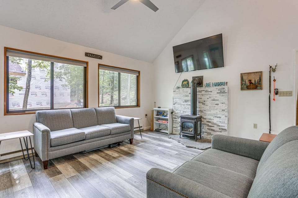 Pools, Lake, AC, Tiki Bar, Skiing: Delaware River House in Pennsylvania