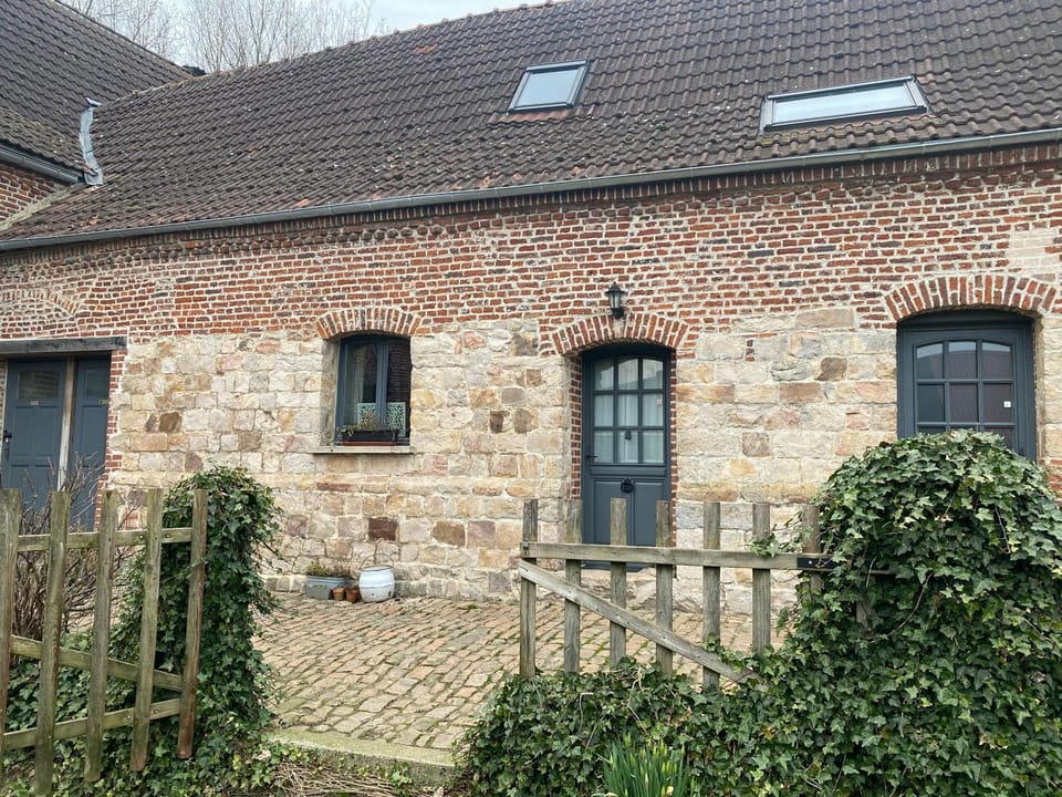 Property building, Patio, Facade/entrance