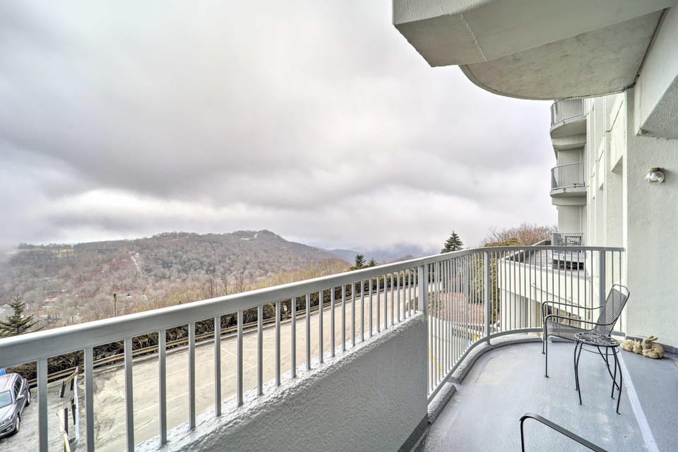3 Mi to Skiing: Mtn-View Condo in Sugar Top Resort House in Sugar Mountain