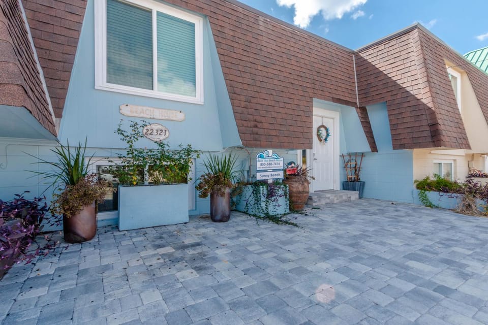 Sunny Beach by Book That Condo House in Sunnyside