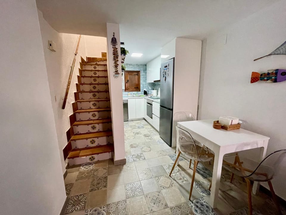 Kitchen or kitchenette, Dining area