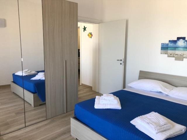 Bed, Bedroom, towels, wardrobe
