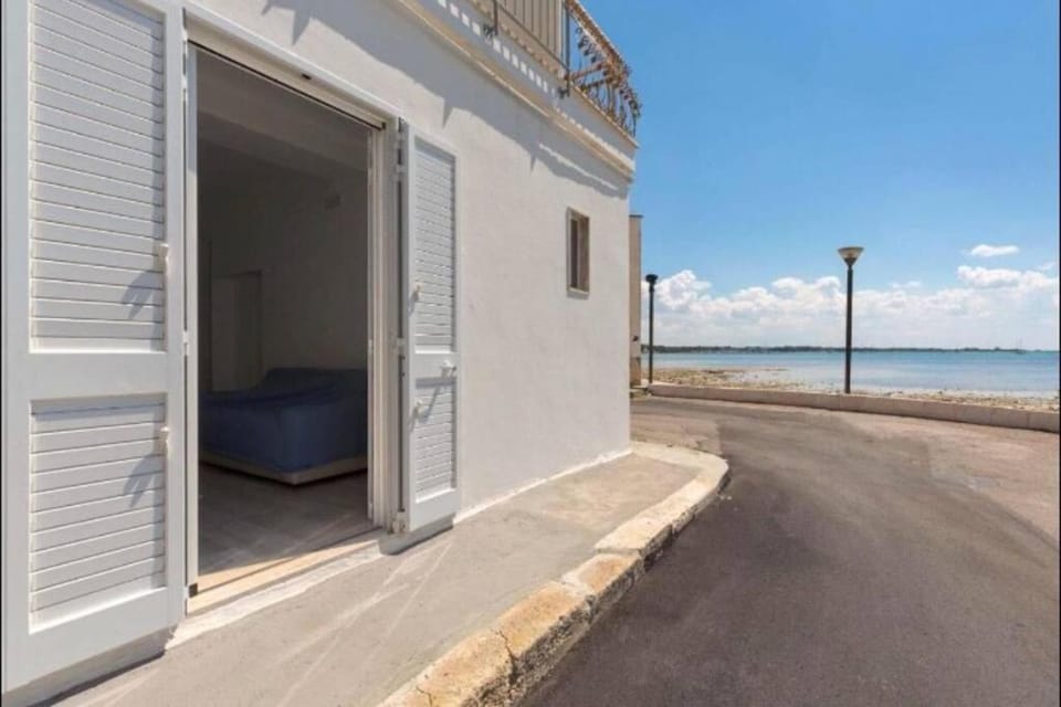 Facade/entrance, Sea view