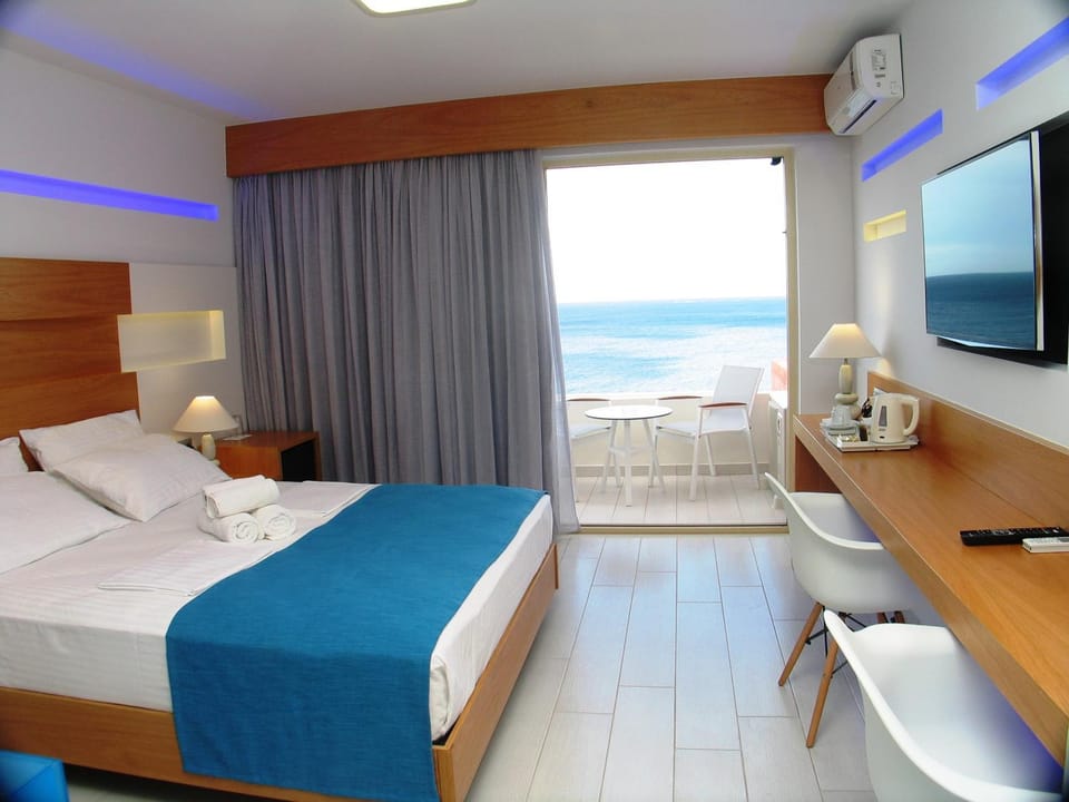 Photo of the whole room, Sea view