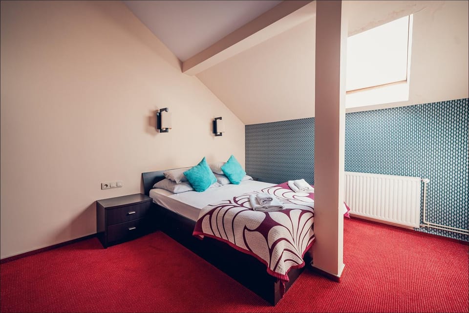 Staff, Bed, People, Photo of the whole room, Seating area, Bedroom, Family