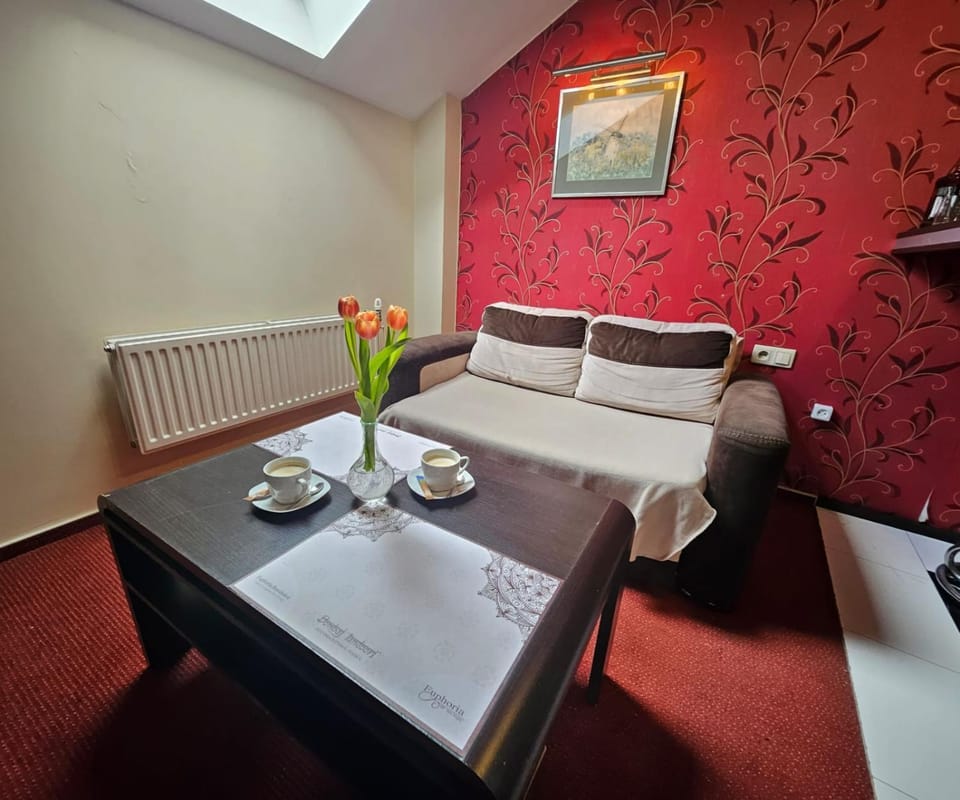Bed, Living room, Photo of the whole room, Seating area, Bedroom, internet