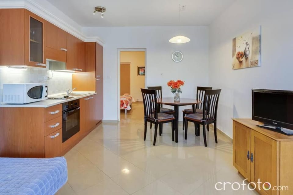 TV and multimedia, Kitchen or kitchenette, Dining area