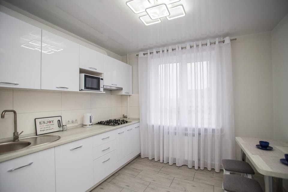 Kitchen or kitchenette, minibar, stove