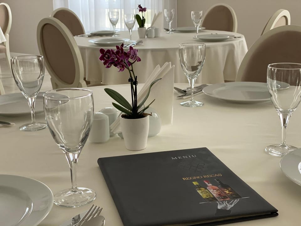 Restaurant/places to eat, Restaurant/places to eat